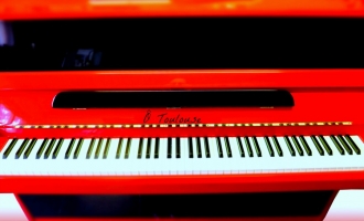 Piano rouge  noir Toulouse - La Mi du Piano  